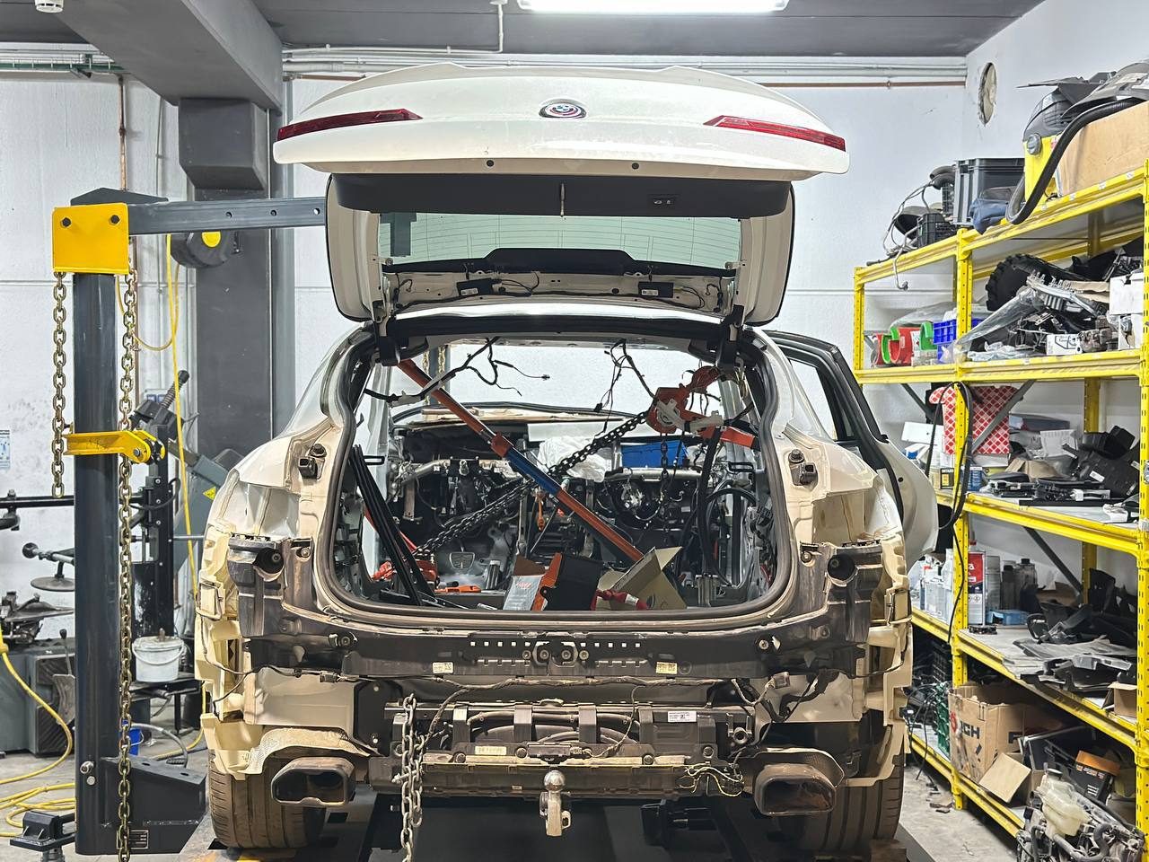 Reparación de carrocería trasera BMW en bancada