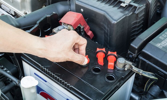 ¿Cómo  medir la densidad  del  electrolito  en la batería de un automóvil?