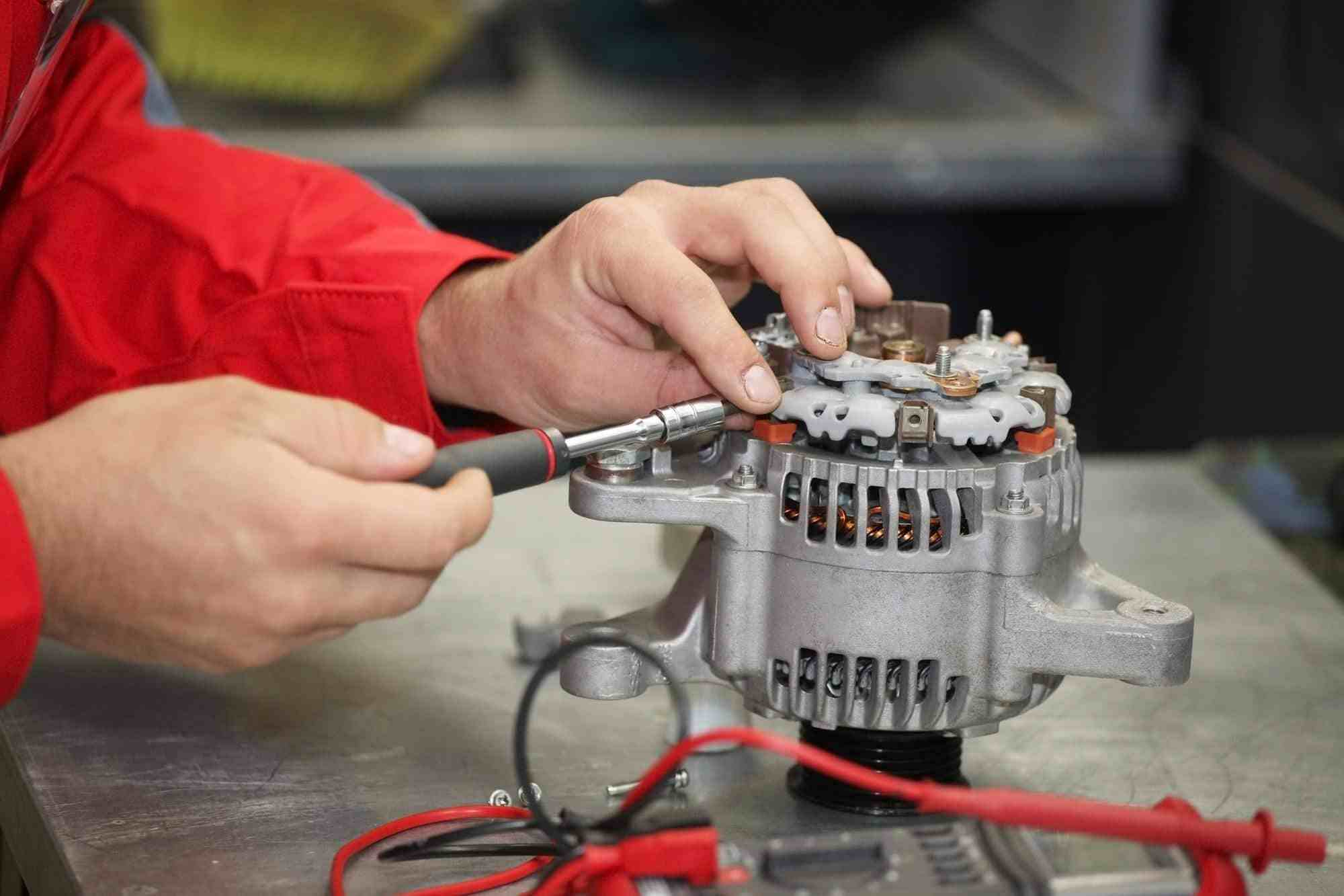 Cómo comprobar la batería del coche y el alternador